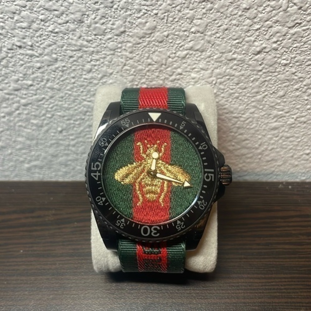 GUCCI Dive 45mm SS Bee Embroidered Dial Nylon Mens Watch